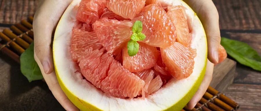 摄图网_501785802_当季新鲜多汁红心柚子(企业商用) (1).jpg